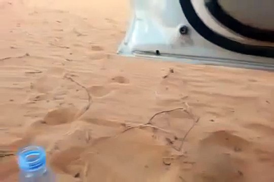 مشهد نادر لعبوة ماء تتجمد أثناء سكبها في السعودية