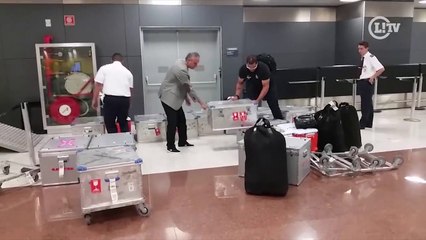 Tite põe a mão na massa e ajuda roupeiros na chegada do Uruguai