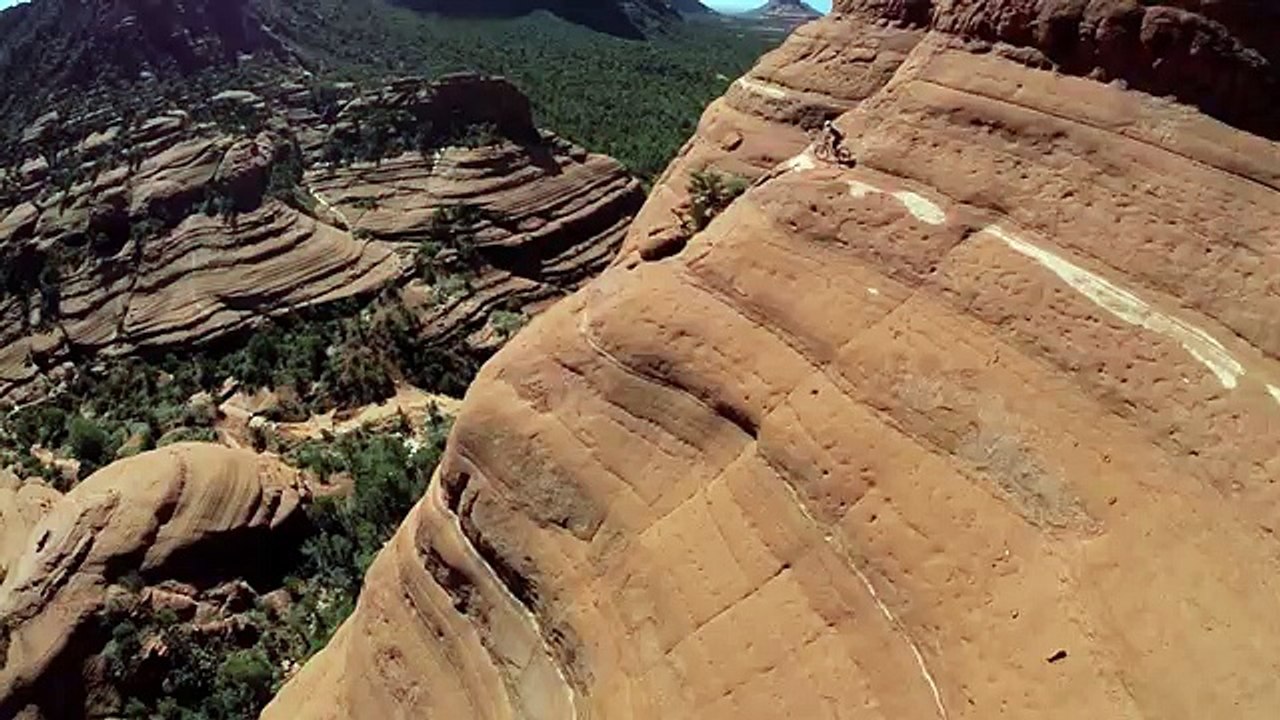 Ce rider risque sa vie lors d'un parcours en montagne !