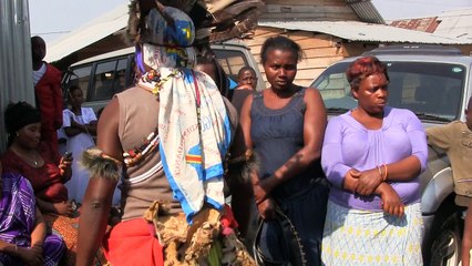 Un group familial Lega qui agrémente les fêtes au Nord-Kivu