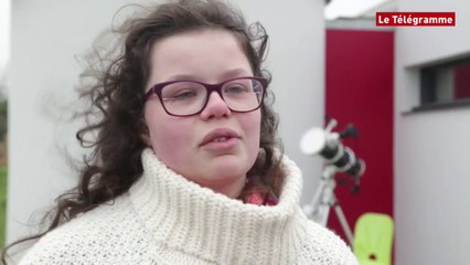 Plouzané (29). Une collégienne enthousiaste devant l'éclipse