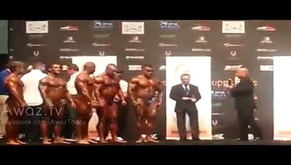Arnold awarding medal to Atif Anwar