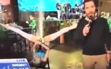 Röportaj İçin Yanına Gittiği Kız, Muhabirin Başını