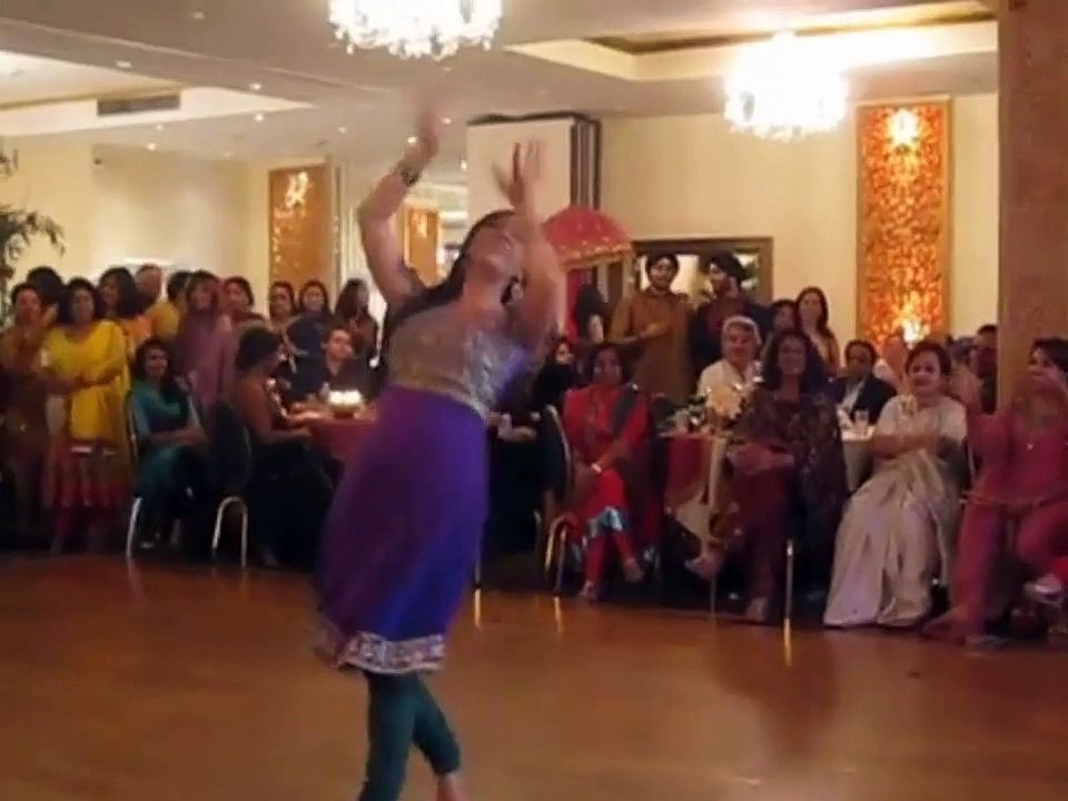 Desi Wedding Dance - Mehndi Hy Lagne Wali