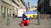 Спасибо тебе,единственный человечек из Петербурга,хрупкая девушка,которая понимает,что то что творит Россия,это чёрное п