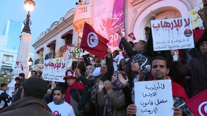 Des Tunisiens manifestent pour dénoncer l'attaque sanglante