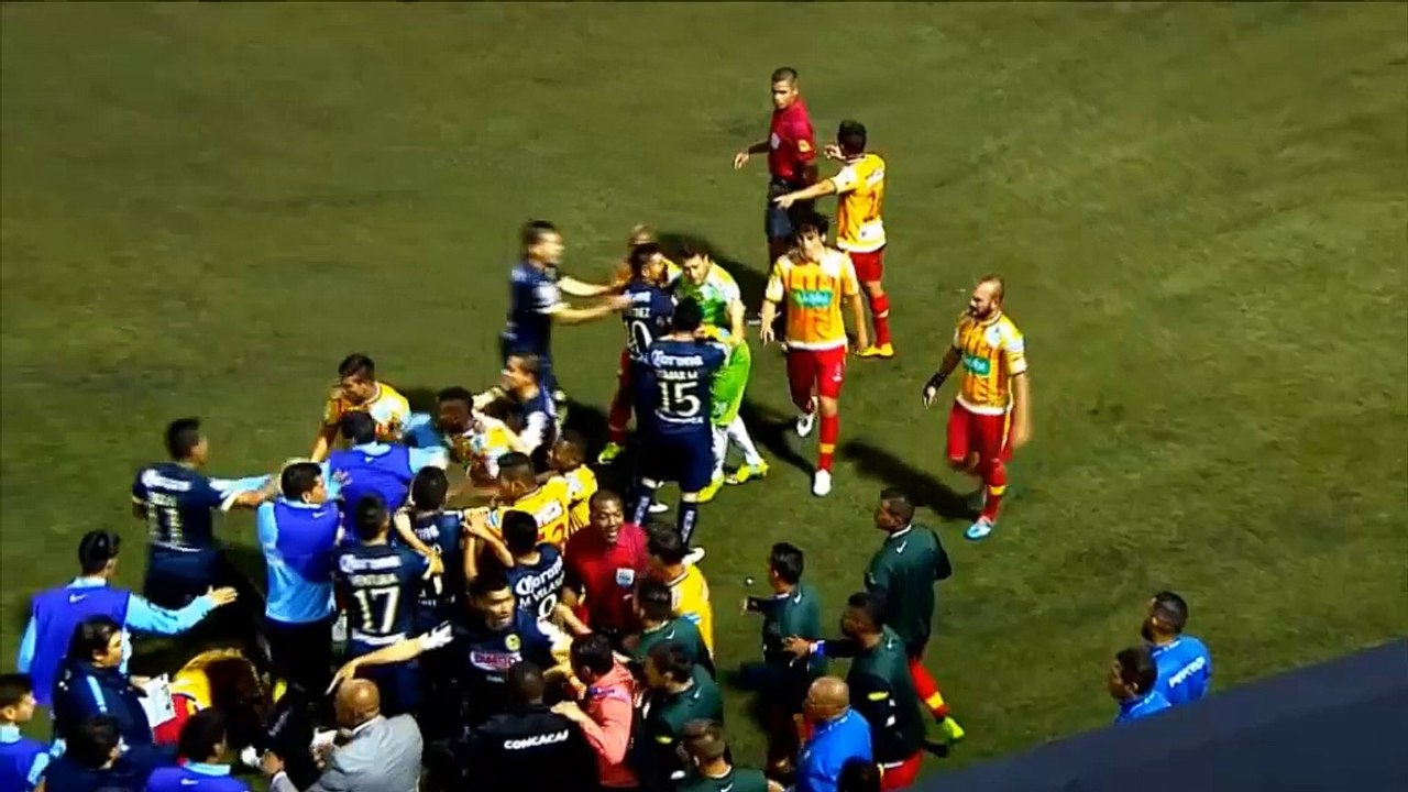 CONCACAF CL: Brutal! Tritt gegen den Kopf