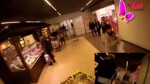 Un motard rentre avec sa moto dans un centre commercial pour s'amuser
