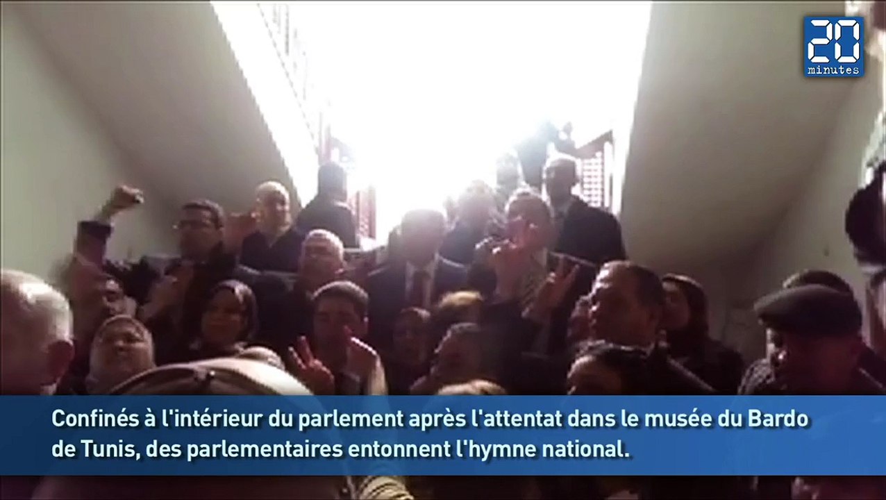 Des parlementaires tunisiens entonnent l'hymne national