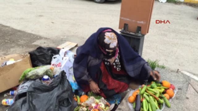 Aksaray Çöpten Sezbe ve Meyve Toplayan Anne Toplamasam Çocuğum Açlıktan Ölecek