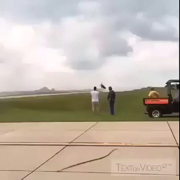 Il saute par dessus un avion à moto...