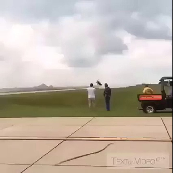 Il saute par dessus un avion à moto...