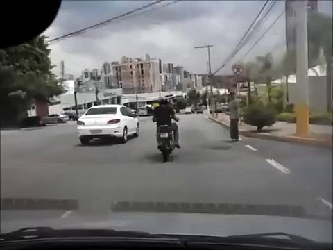 Motorista instala câmera em carro e flagra briga de trânsito