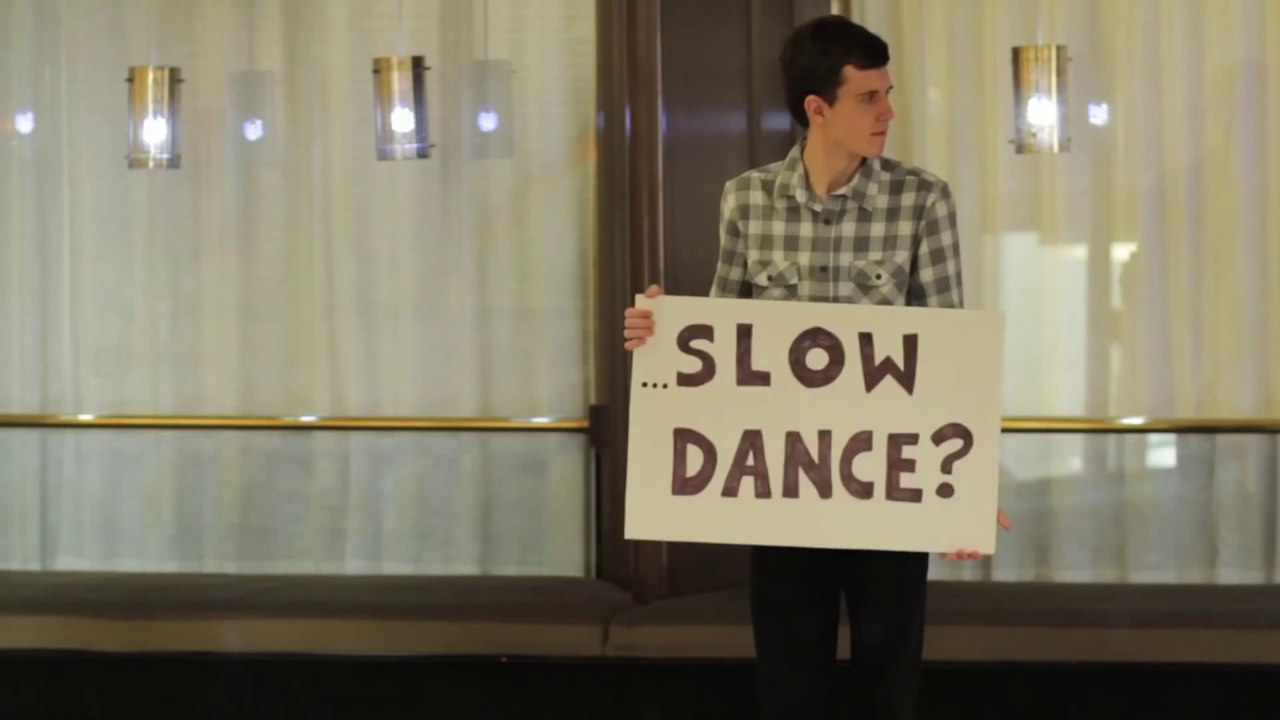 Il danse un slow avec des inconnus