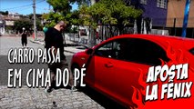 Carro passa em cima do pé e mão