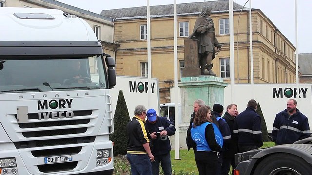 Les employés de Mory Global manifestent avant la liquidation