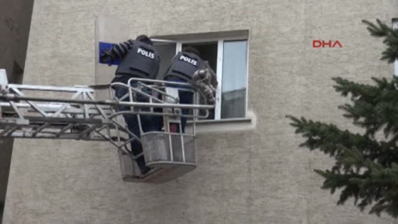 Sivas Bıçaklı Şizofren Hastasına Polis Müdahalesi