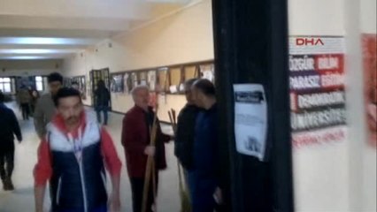 İstanbul Üniversitesi'nde Pankart Gerginliği