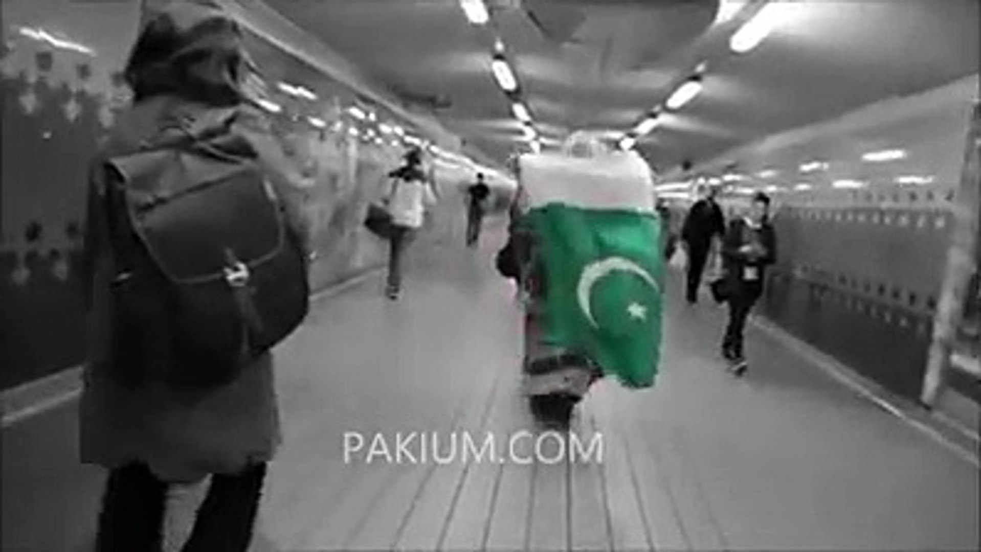 ⁣Australian Singer Sings Pakistani Song