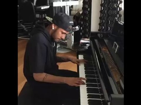 Neymar plays the piano to celebrate Manchester City victory in UEFA Champions League