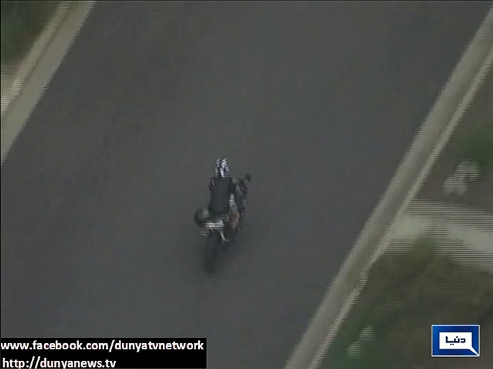Dunya News - Motorcyclist Taunts Cops During High-Speed Pursuit