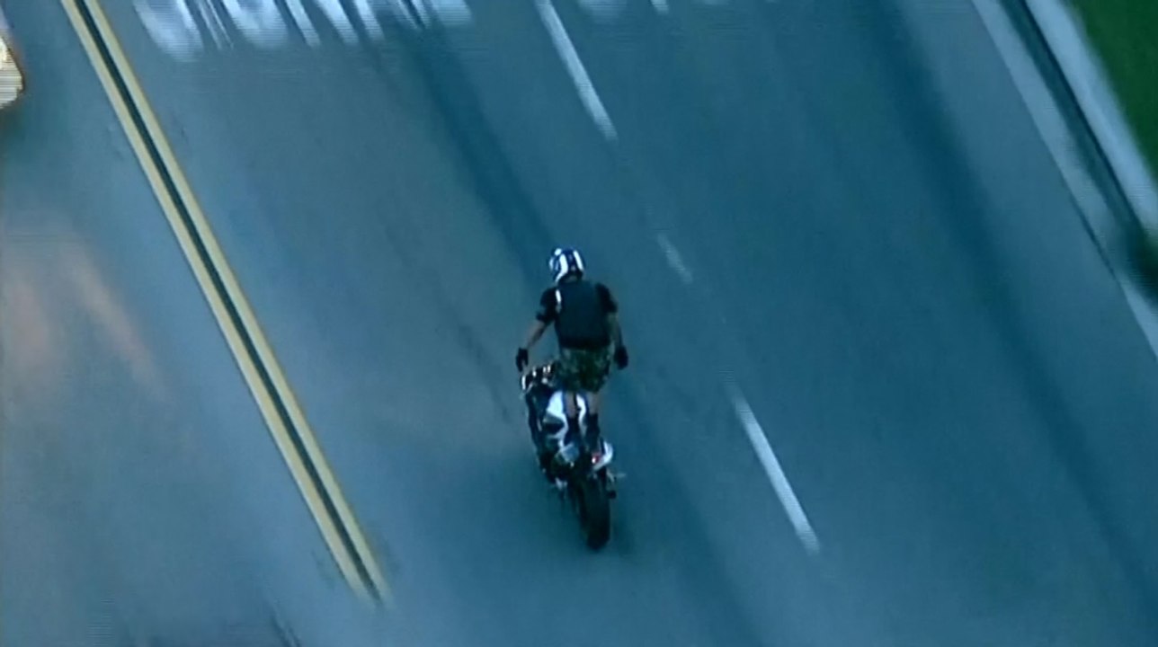 Poursuivi par la police, un motard joue les acrobates