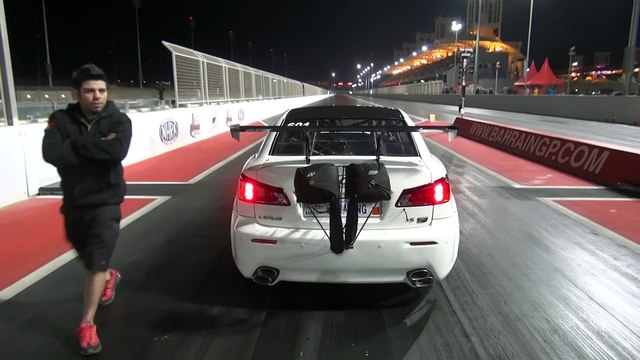 Une voiture décolle pendant une course de dragster