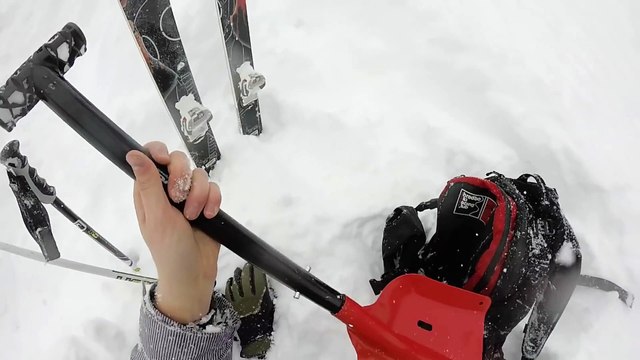 Un skieur sauvé dune avalanche grâce à son bâton