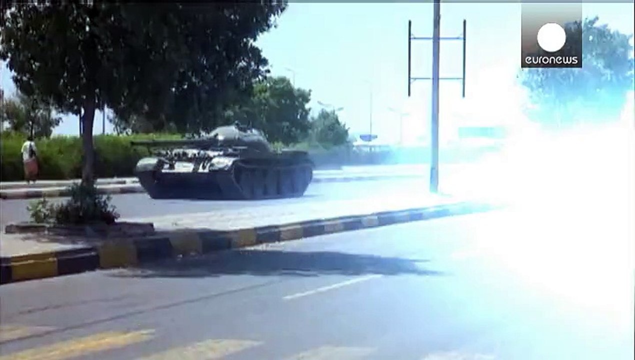 Yemen president flees palace as fighting erupts in Aden