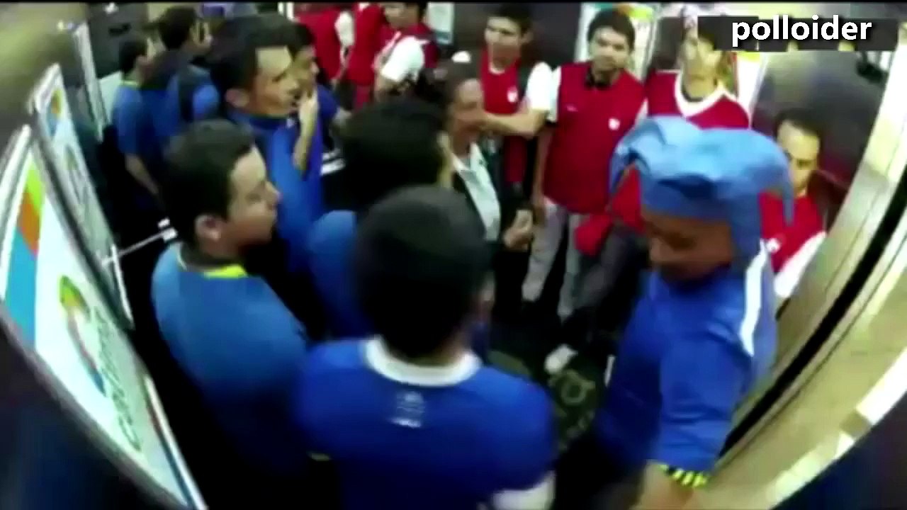 Soccer Hooligans in Elevator Prank - Hinchas Rivales Se encuentran en el ascensor, broma