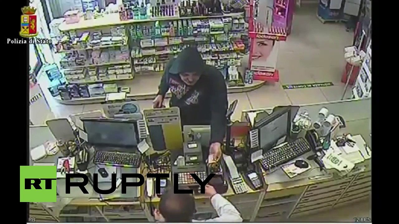 Mira cómo este ladrón asalta una farmacia con una lata de Coca Cola