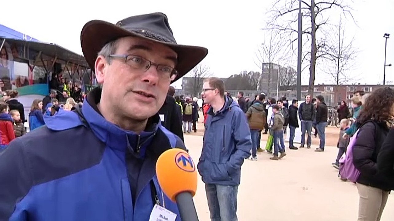 Gejuich tijdens de zonsverduistering bij het Infoversum in de Stad Groningen - RTV Noord