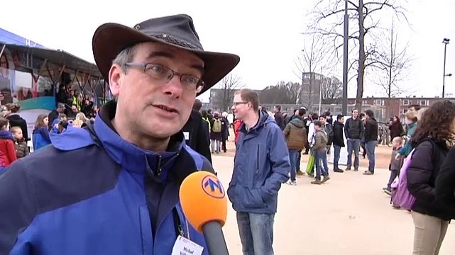 Gejuich tijdens de zonsverduistering bij het Infoversum in de Stad Groningen - RTV Noord