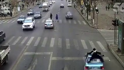 ¡Taxi ilegal huye con un policía en el techo durante 1 km!