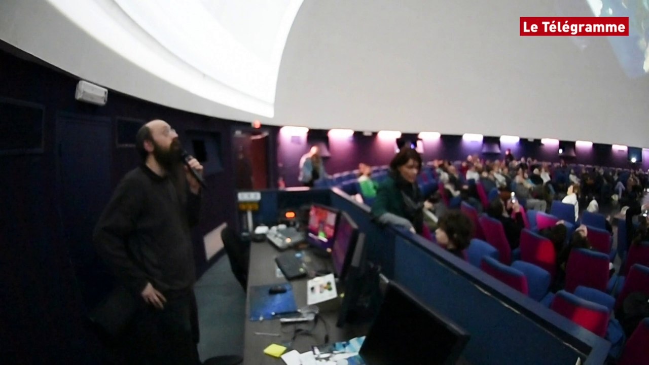 Pleumeur-Bodou (22) Planétarium. Retransmission de l'éclipse