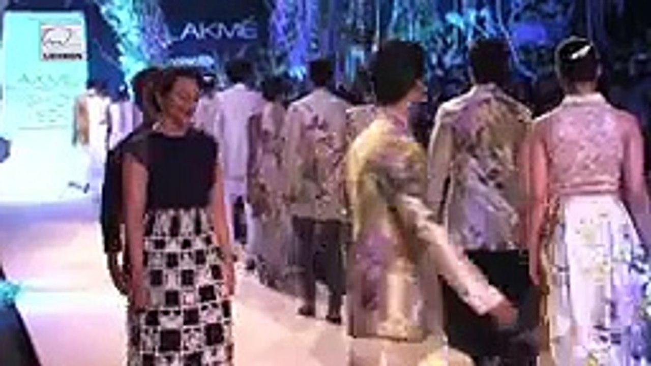 Bollywood Celebrities At Lakme Fashion Week Day 1   Manish Malhotra, Kangana Ranaut & Sonakshi Sinha.mp4