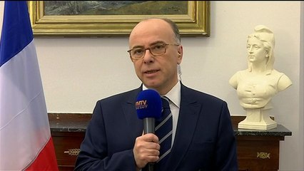 Marine Le Pen "cherche les problèmes", juge Bernard Cazeneuve