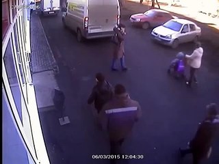 Cette femme est à deux doigts de se faire écraser !