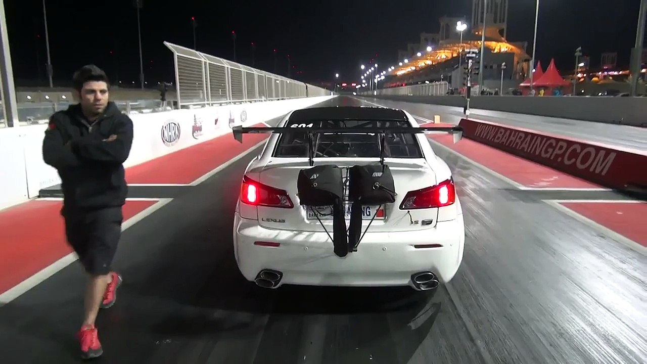 Une Lexus prend l'envol