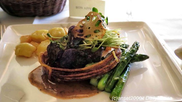 Cathay Pacific First Class Service. CX234 to Hong Kong. Boeing 777