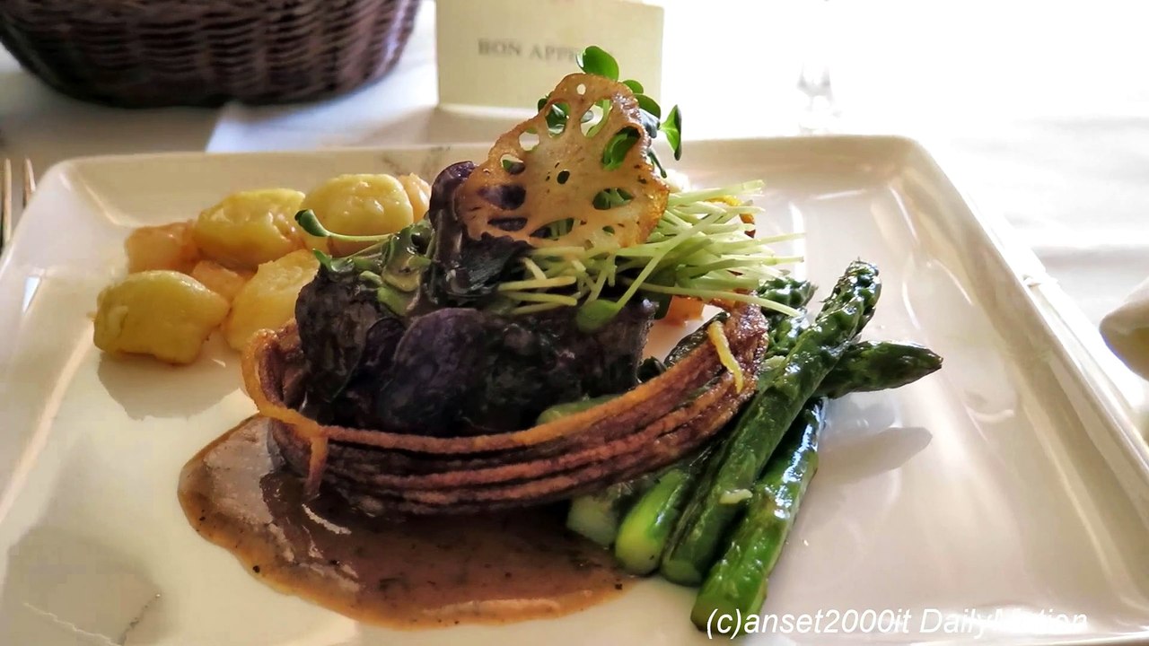 Cathay Pacific First Class Service. CX234 to Hong Kong. Boeing 777