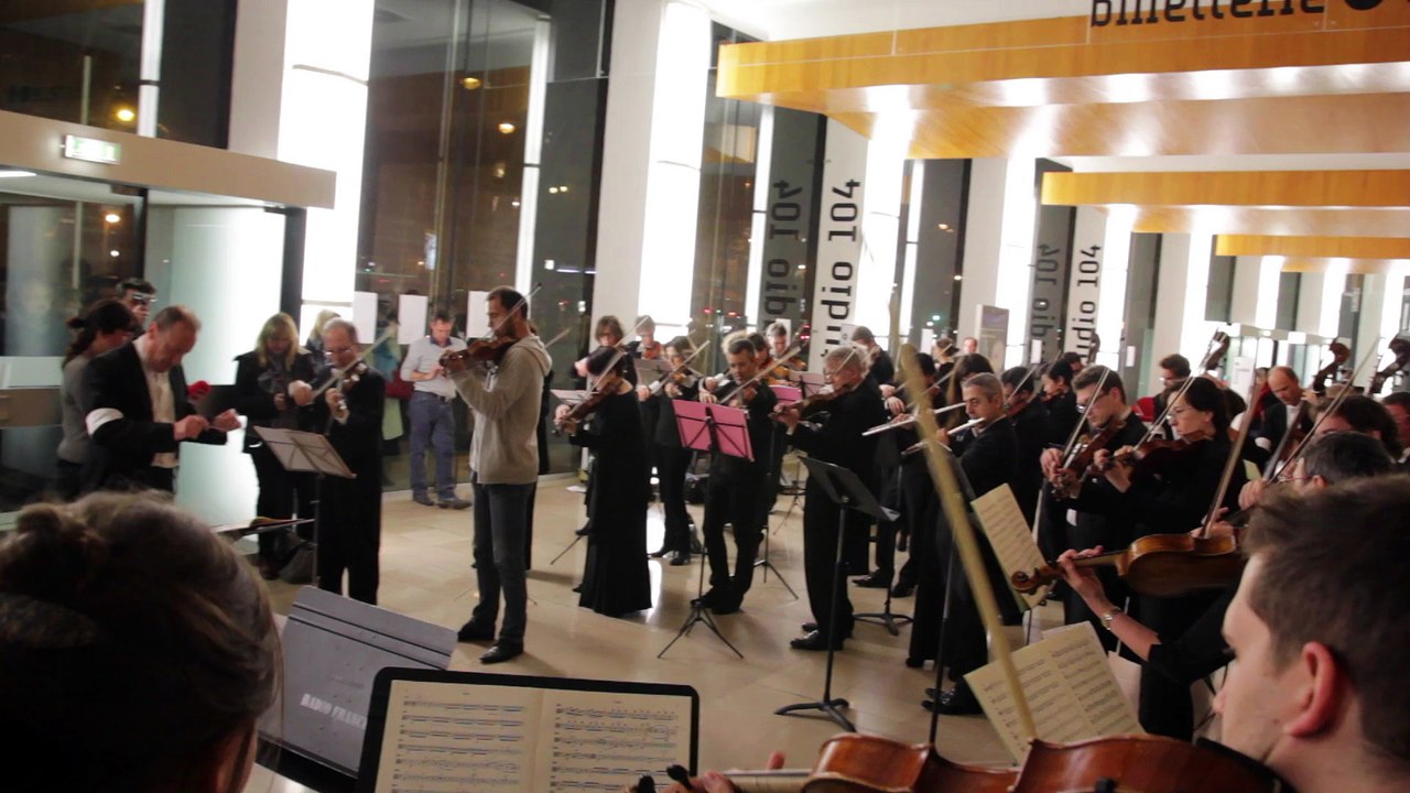 L'Orchestre national de France joue dans le hall de la Maison de la Radio