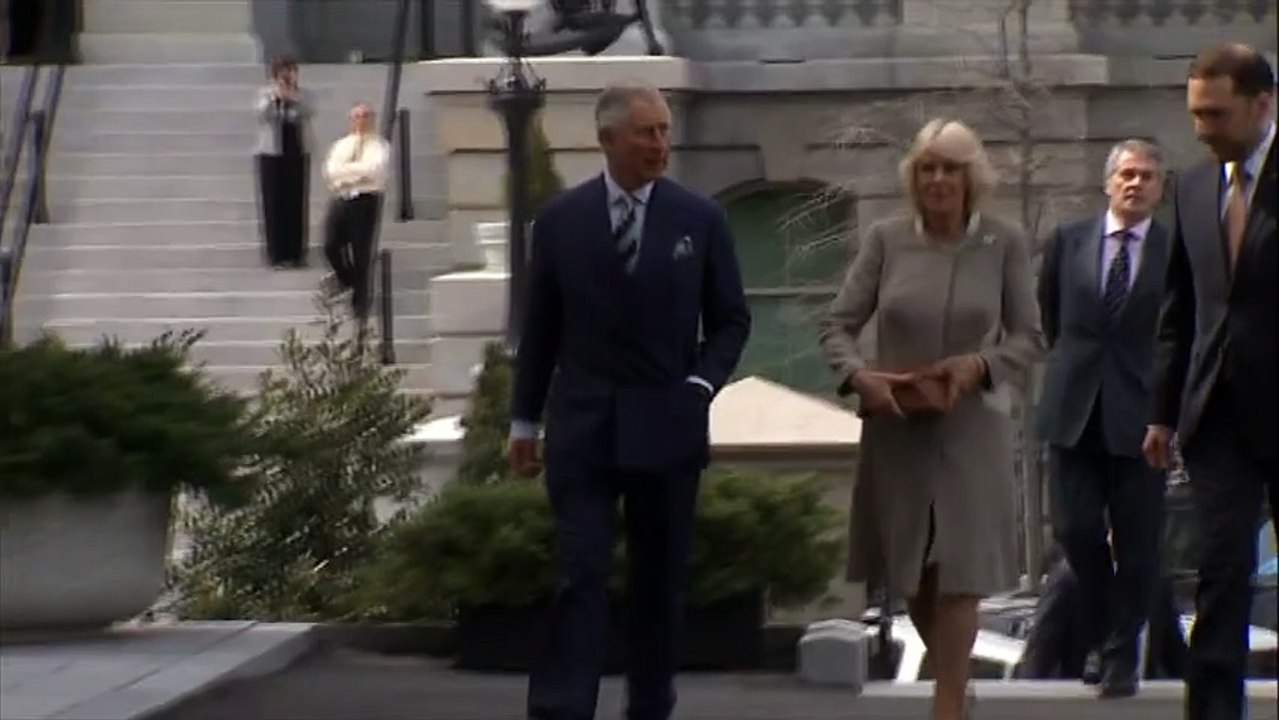 Barack Obama plaisante avec le Prince Charles dans le bureau ovale