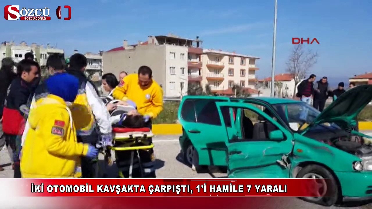 Kavşakta iki otomobil çarpıştı 1'i hamile 7 yaralı