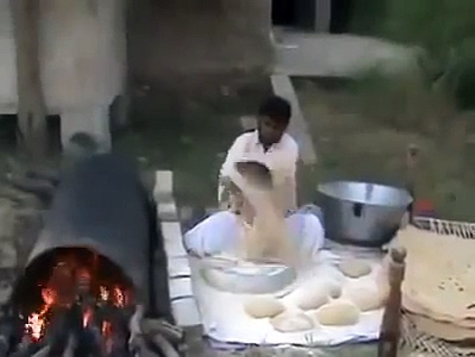Amazing  Cooking Style of Pakistani Man..Lol