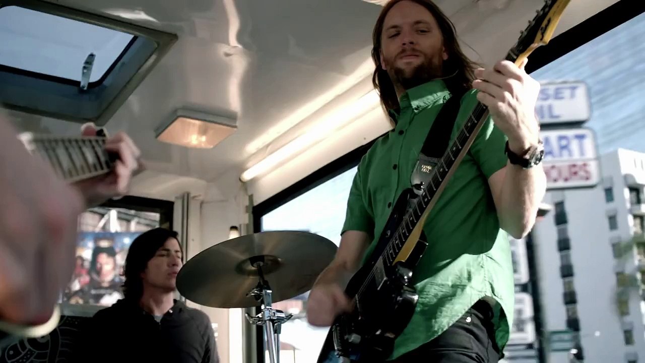 Maroon 5 - Never Gonna Leave This Bed