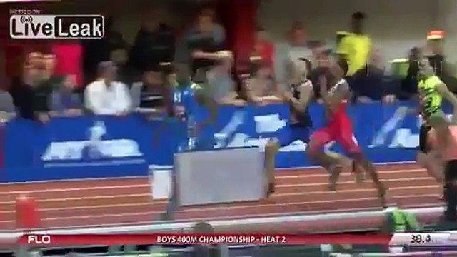 Une femme percutée par des coureurs de 800m à pleine vitesse : violent!