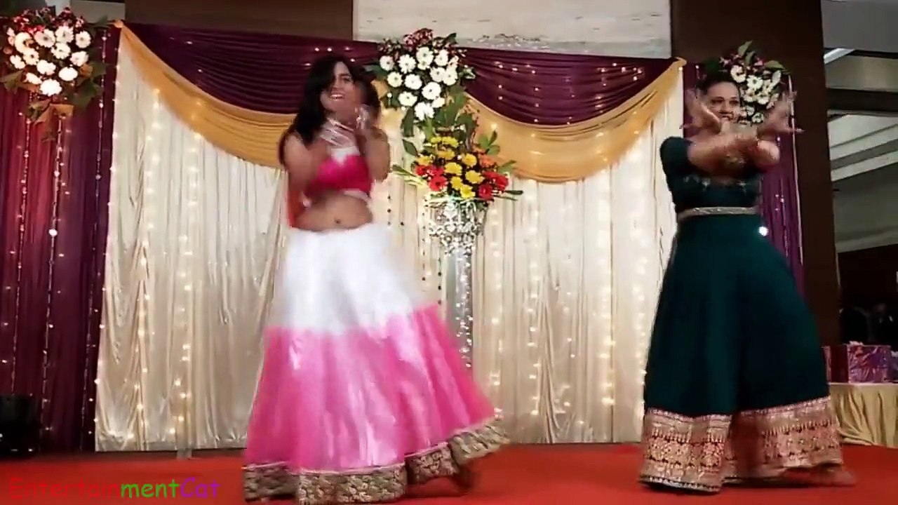 Dhol BAjay - Indian Wedding Beautiful Girls Awe...