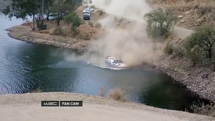 Une voiture de rallye rate son virage et tombe dans un lac ... et la voiture disparait dans l'eau !