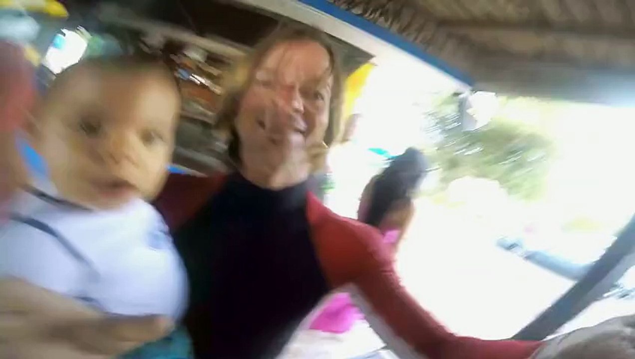 A 9 mois, ce bébé fait déjà du surf !
